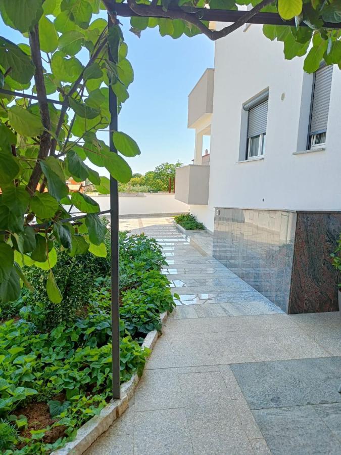 Apartments Ivana With The Pool Rovinjsko Selo Exterior photo