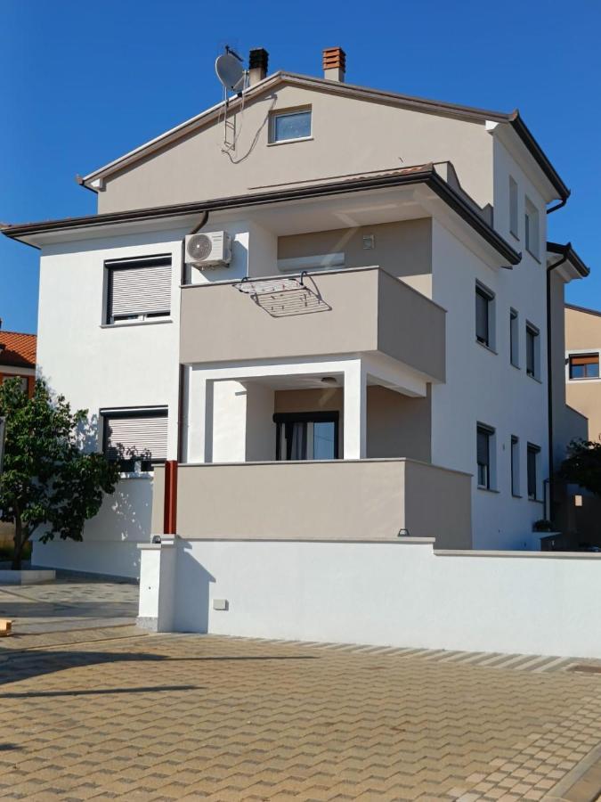 Apartments Ivana With The Pool Rovinjsko Selo Exterior photo